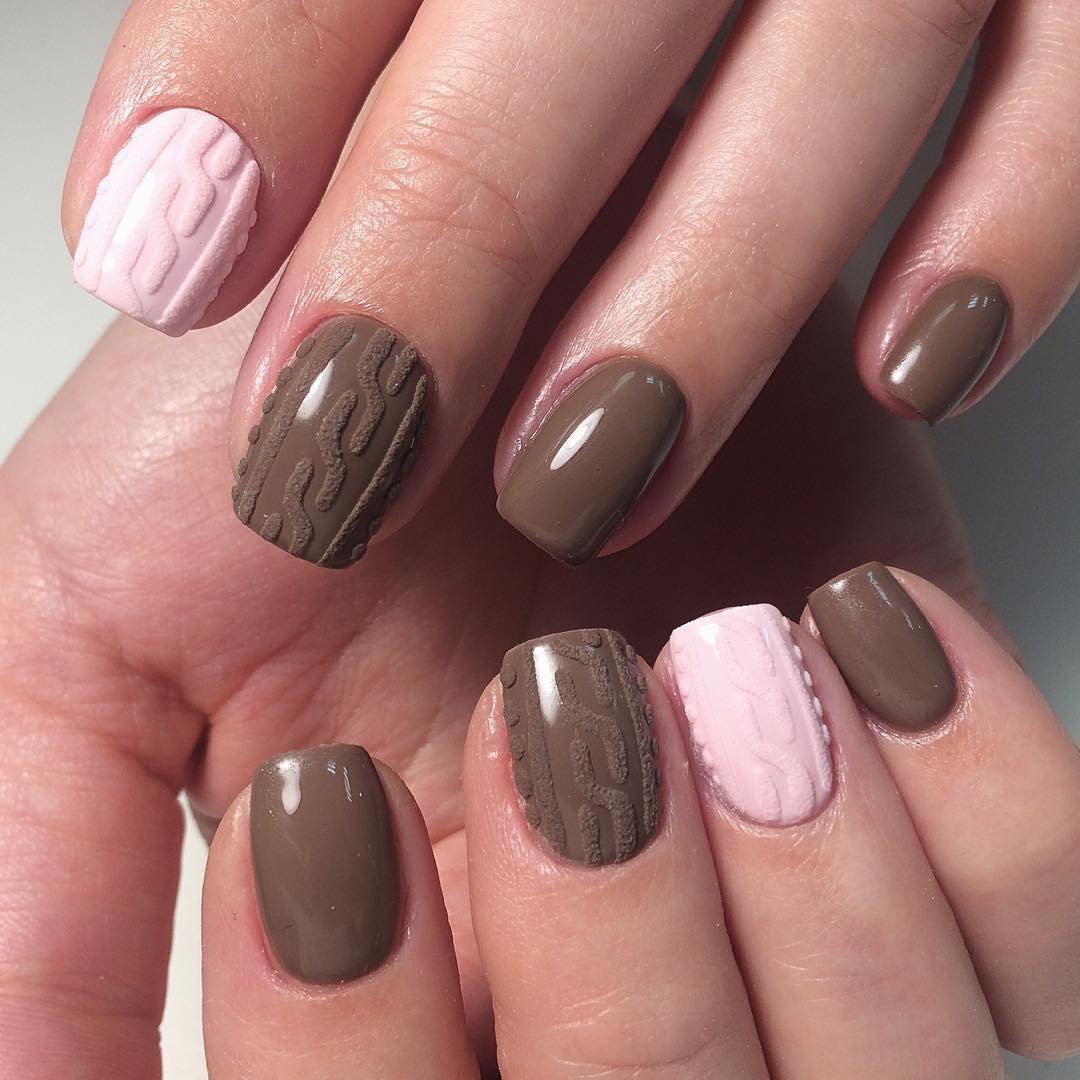 Маникюр коричневый с розовым