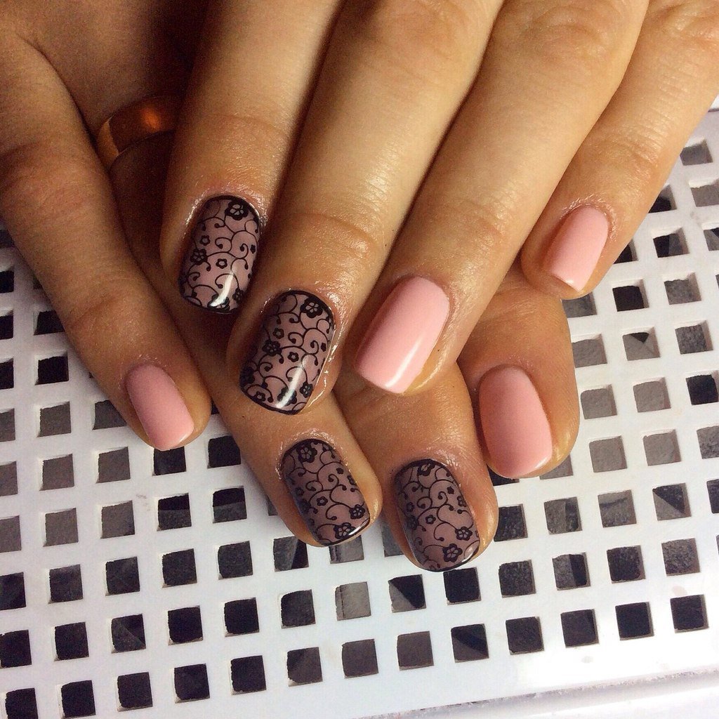Маникюр коричневый с розовым