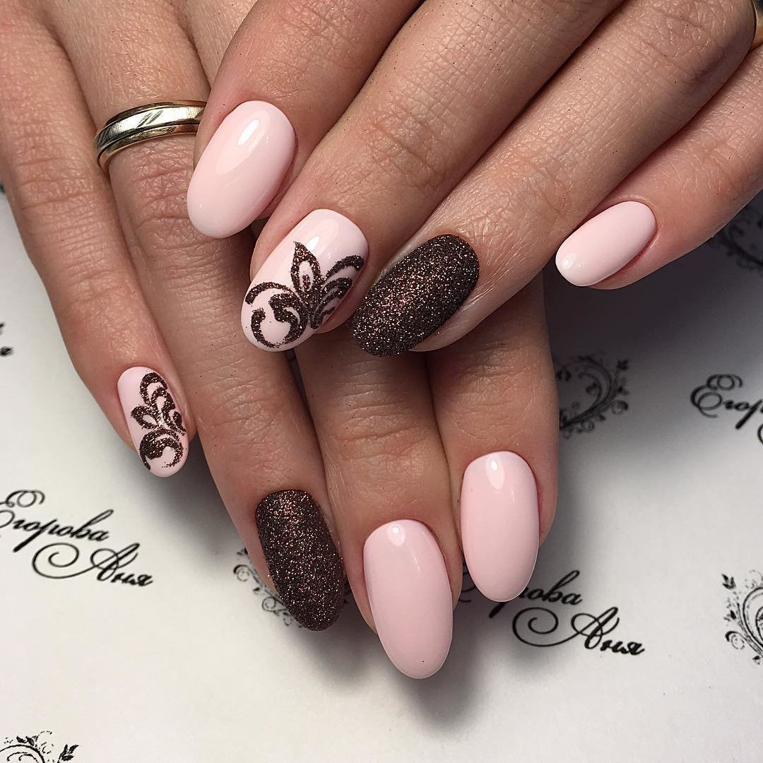 Маникюр коричневый с розовым