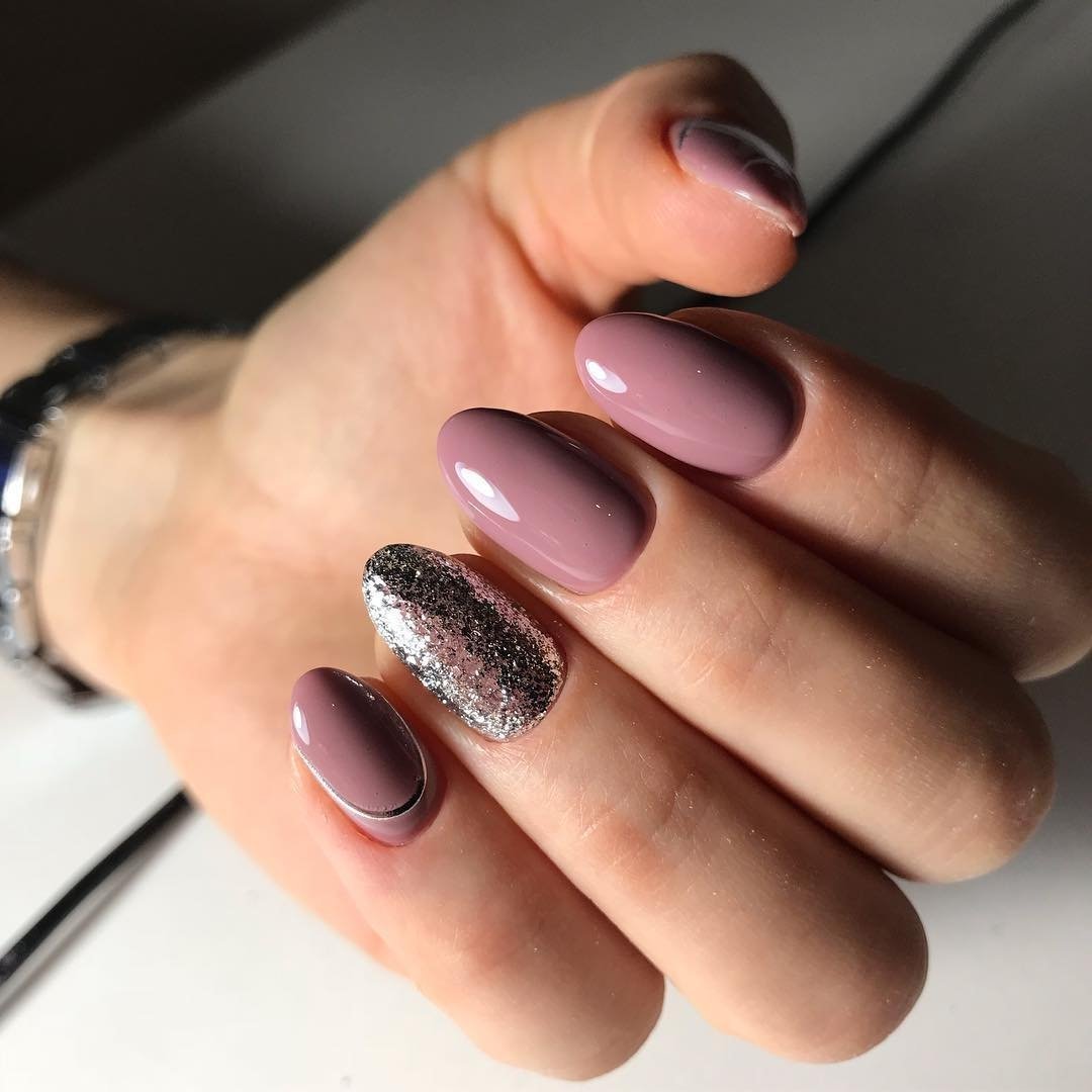Маникюр коричневый с розовым