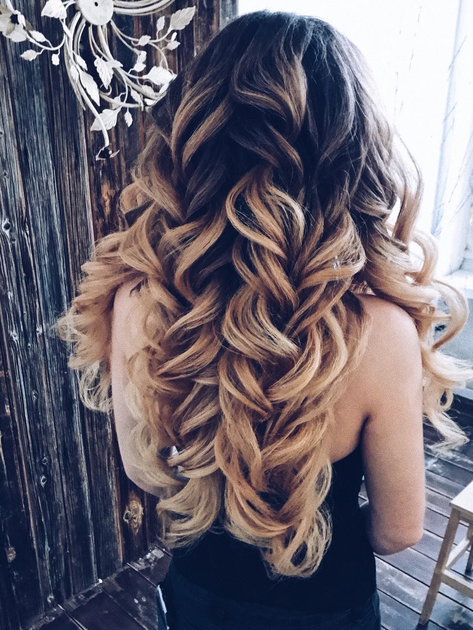 Локоны с плетением на длинные волосы