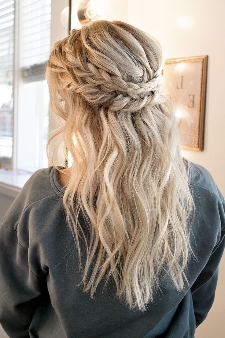 Прическа распущенные волосы и косичка