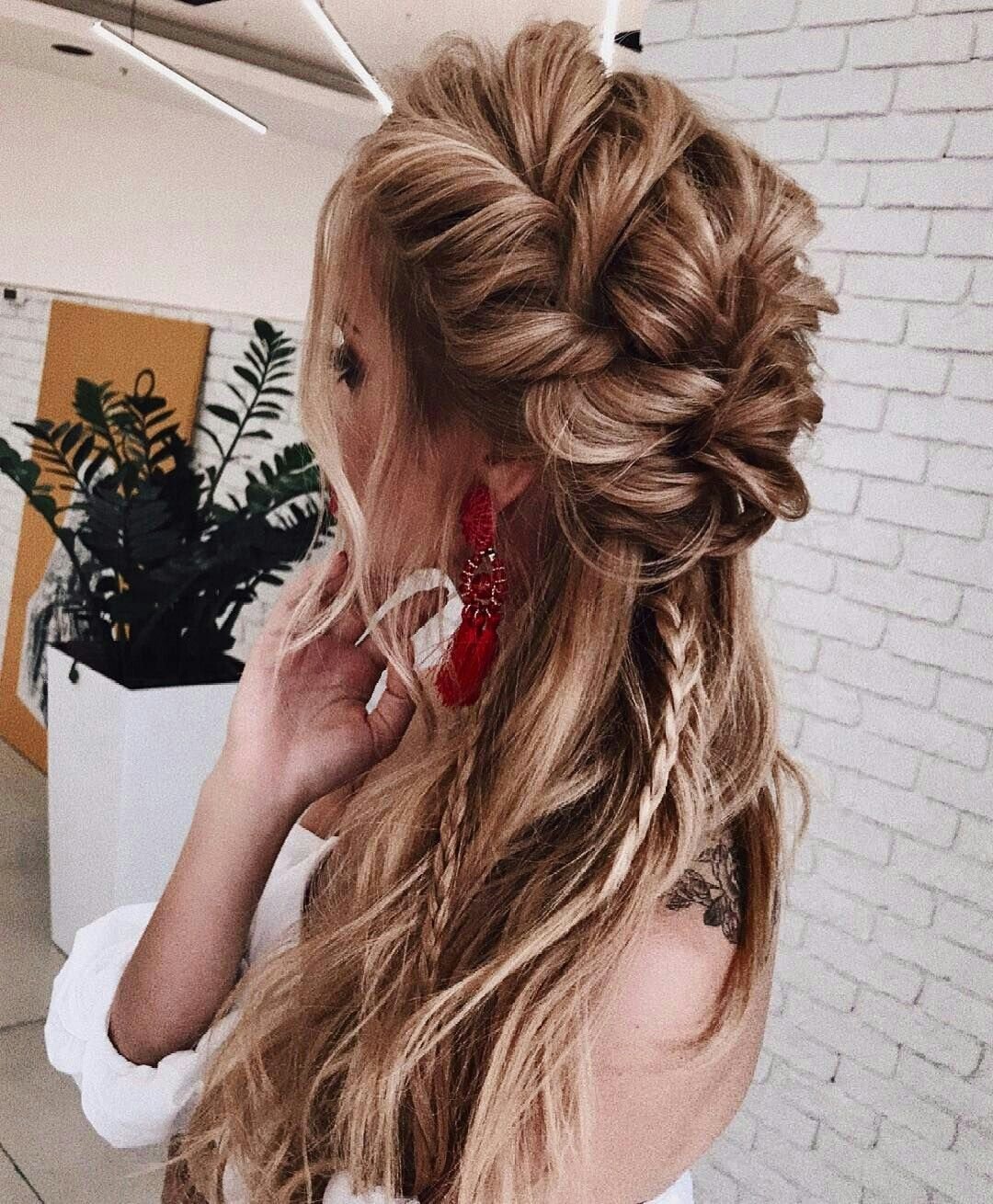 Прическа с косичками и распущенными волосами