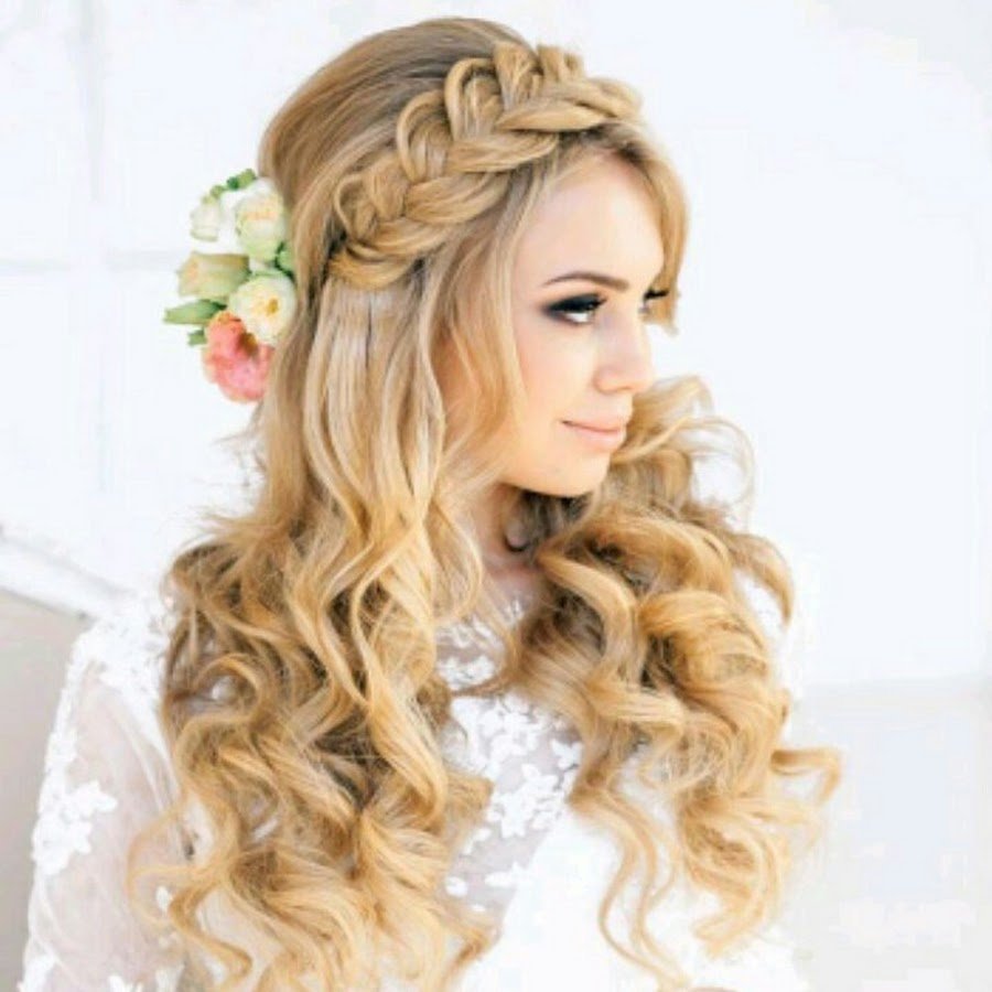 Прическа на длинные волосы с плетением и локонами