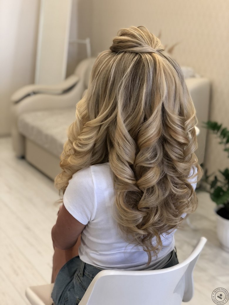 Прическа с локонами для девочки