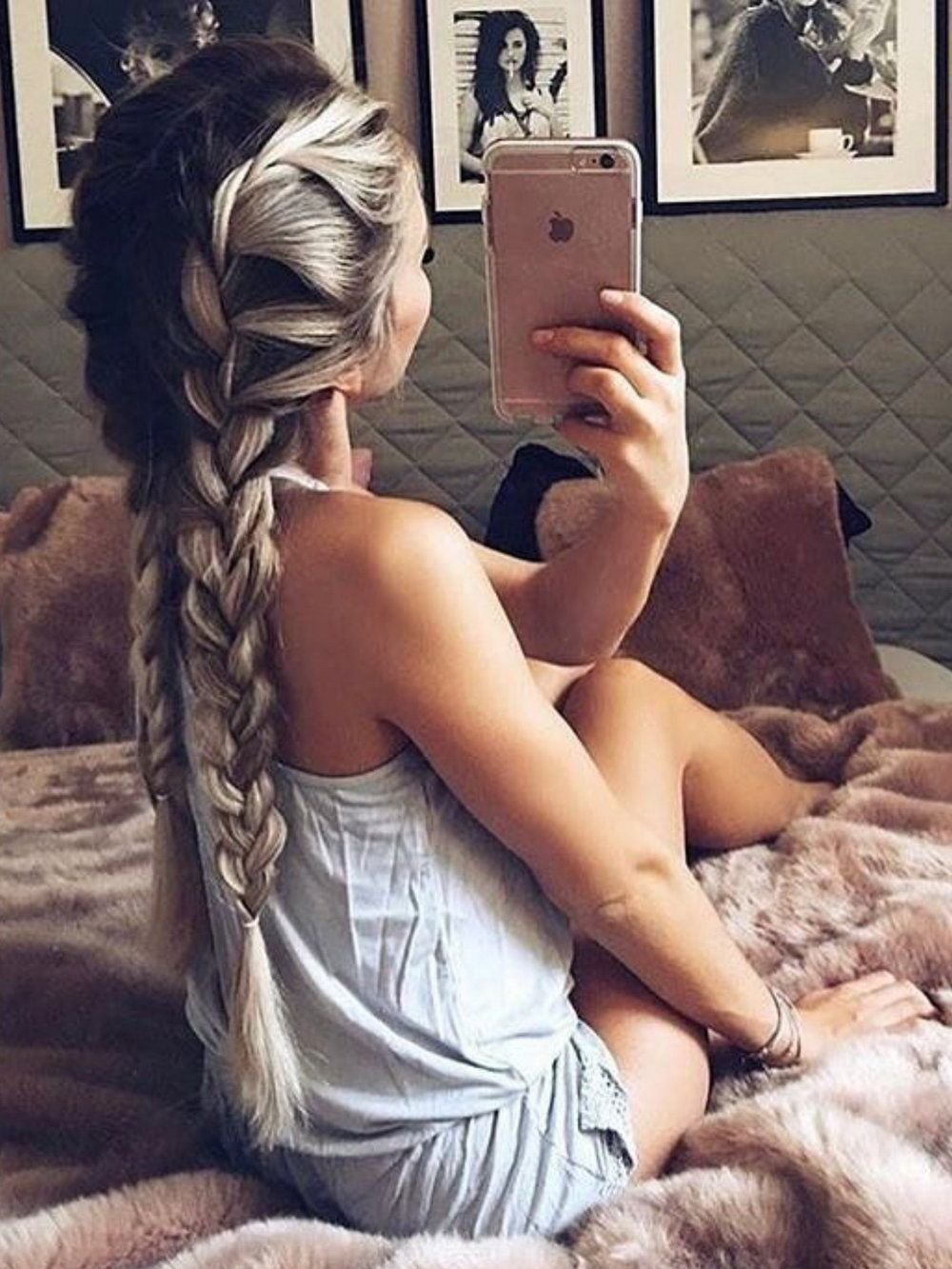 Блондинка в белом свитере