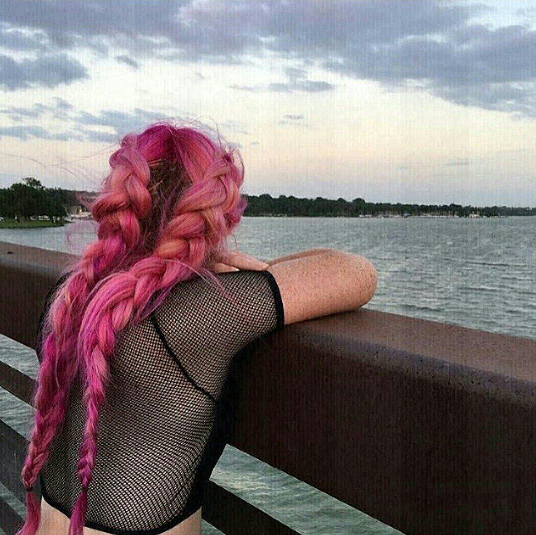 Розовые косички