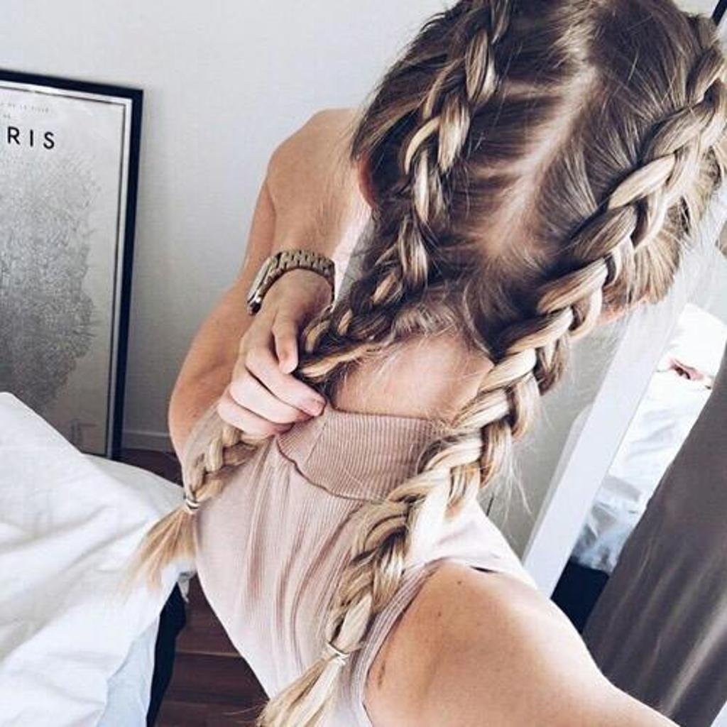 Девушка с косичками селфи