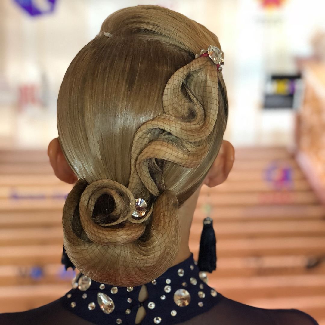 Прическа для бальных танцев легкая