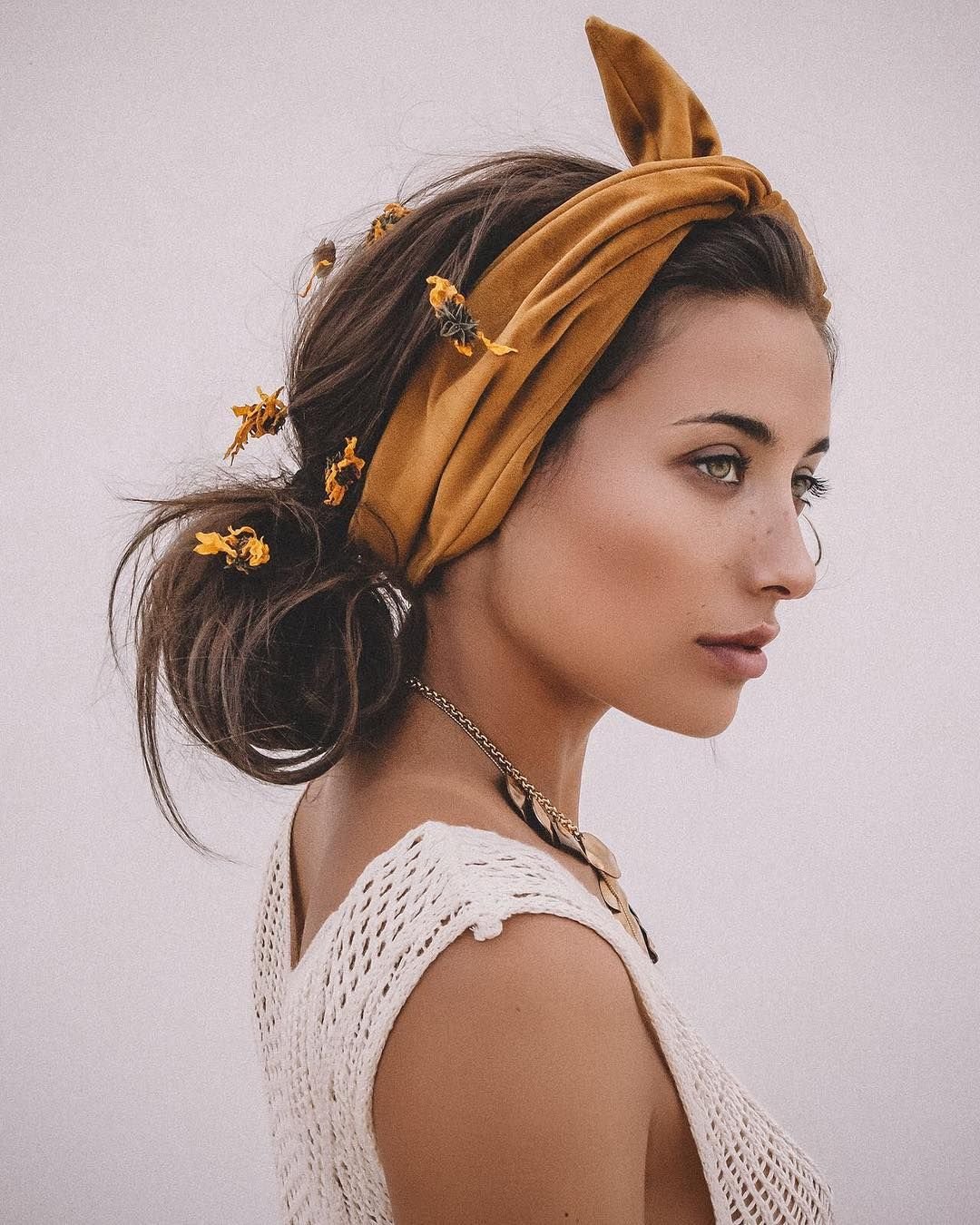 Прически на короткие волосы полураспущенные