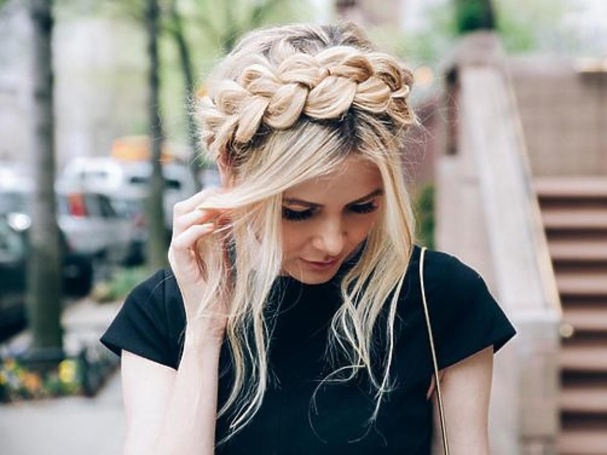 Прическа косичка ободок