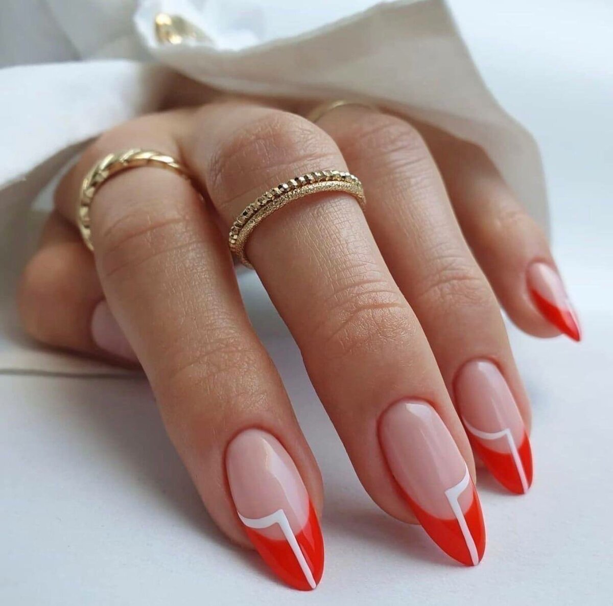 Френч маникюр на овальные ногти красный с серебром