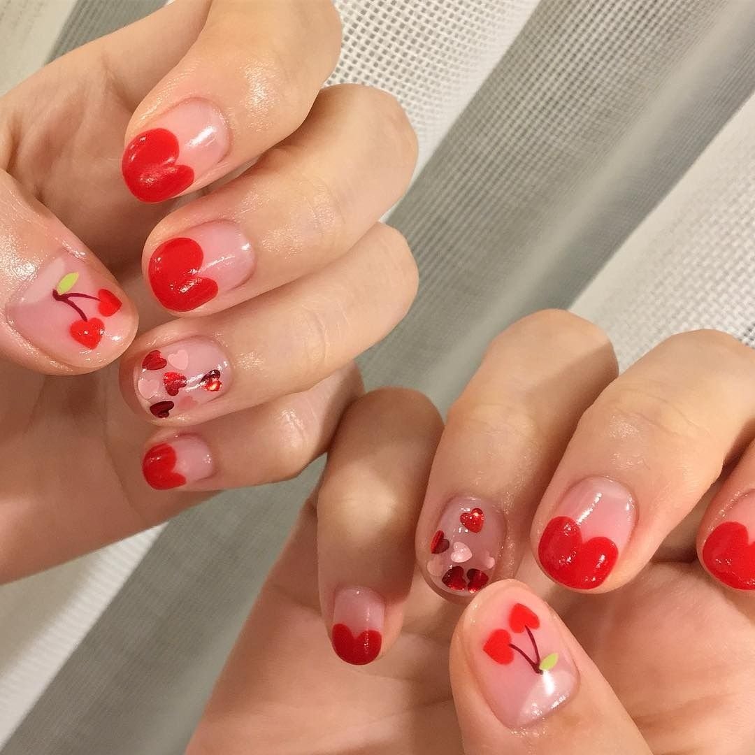 Прозрачный маникюр с вишенками