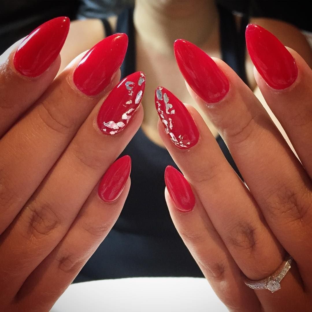 Красный маникюр на миндалевидных ногтях