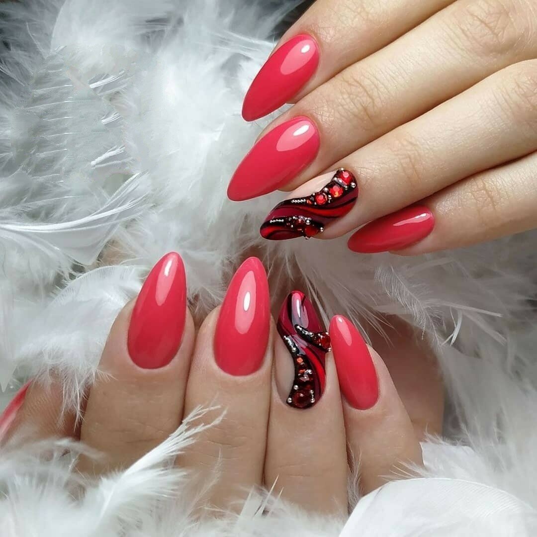 Черно красный френч на миндалевидных ногтях новогодний