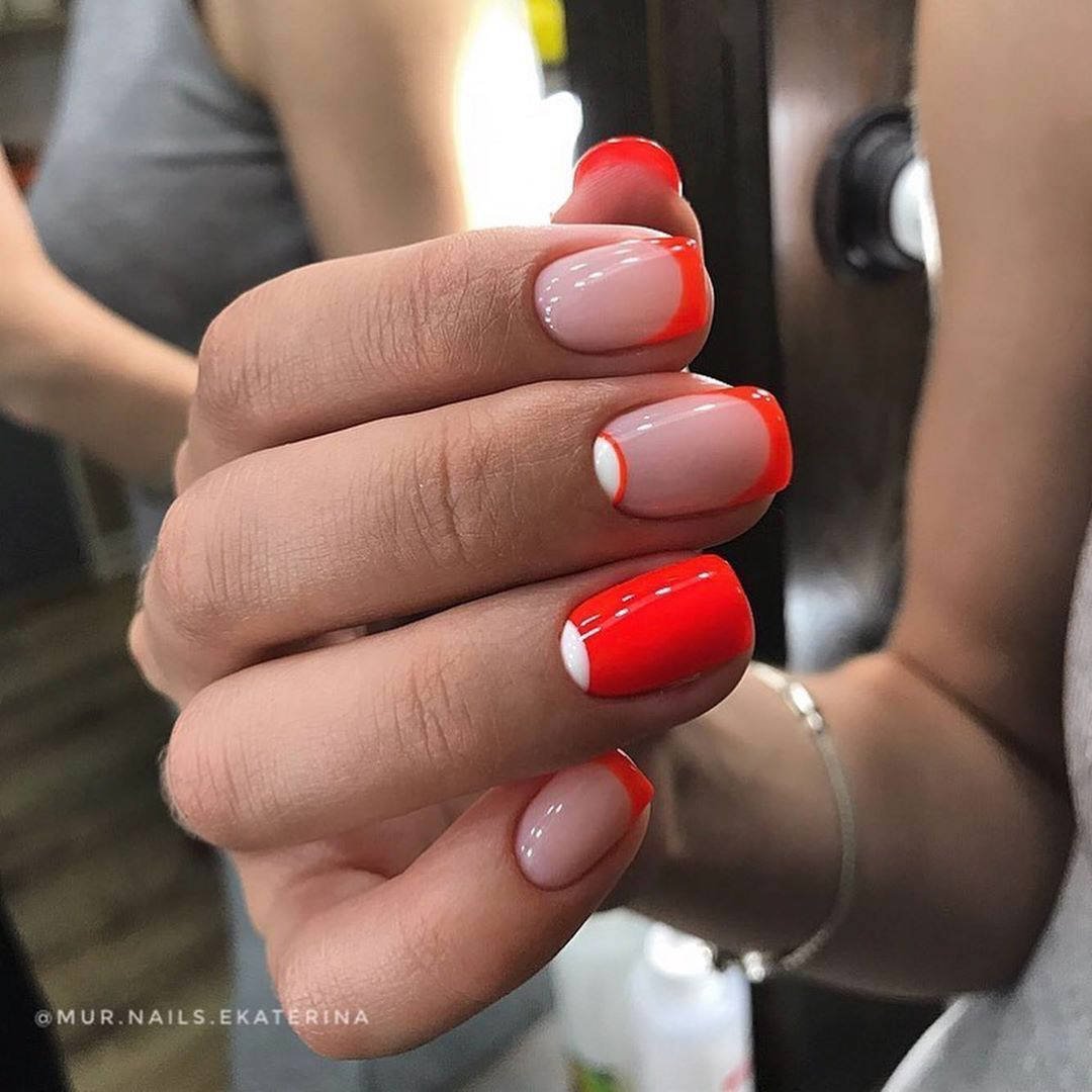 Красный маникюр с белыми лунками