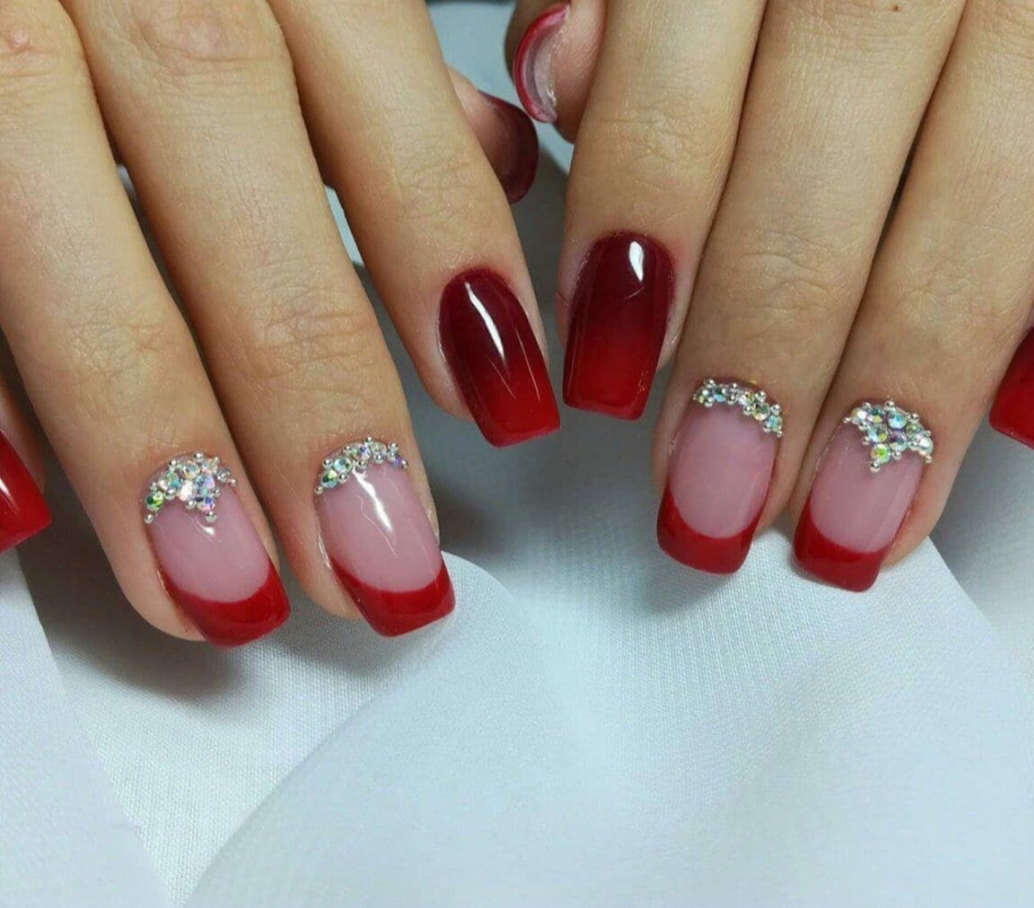 Маникюр красный френч со стразами