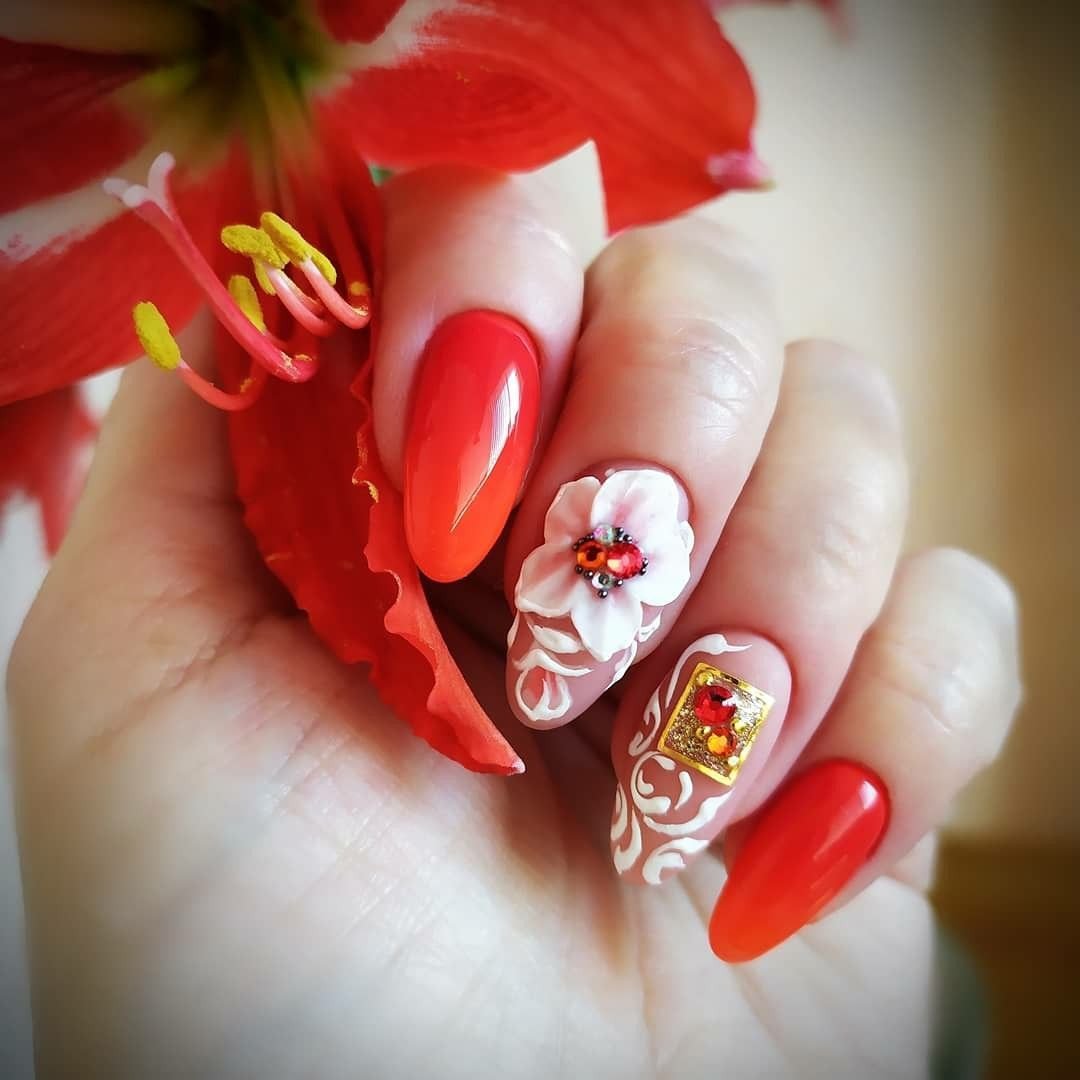 Красный маникюр с лепкой