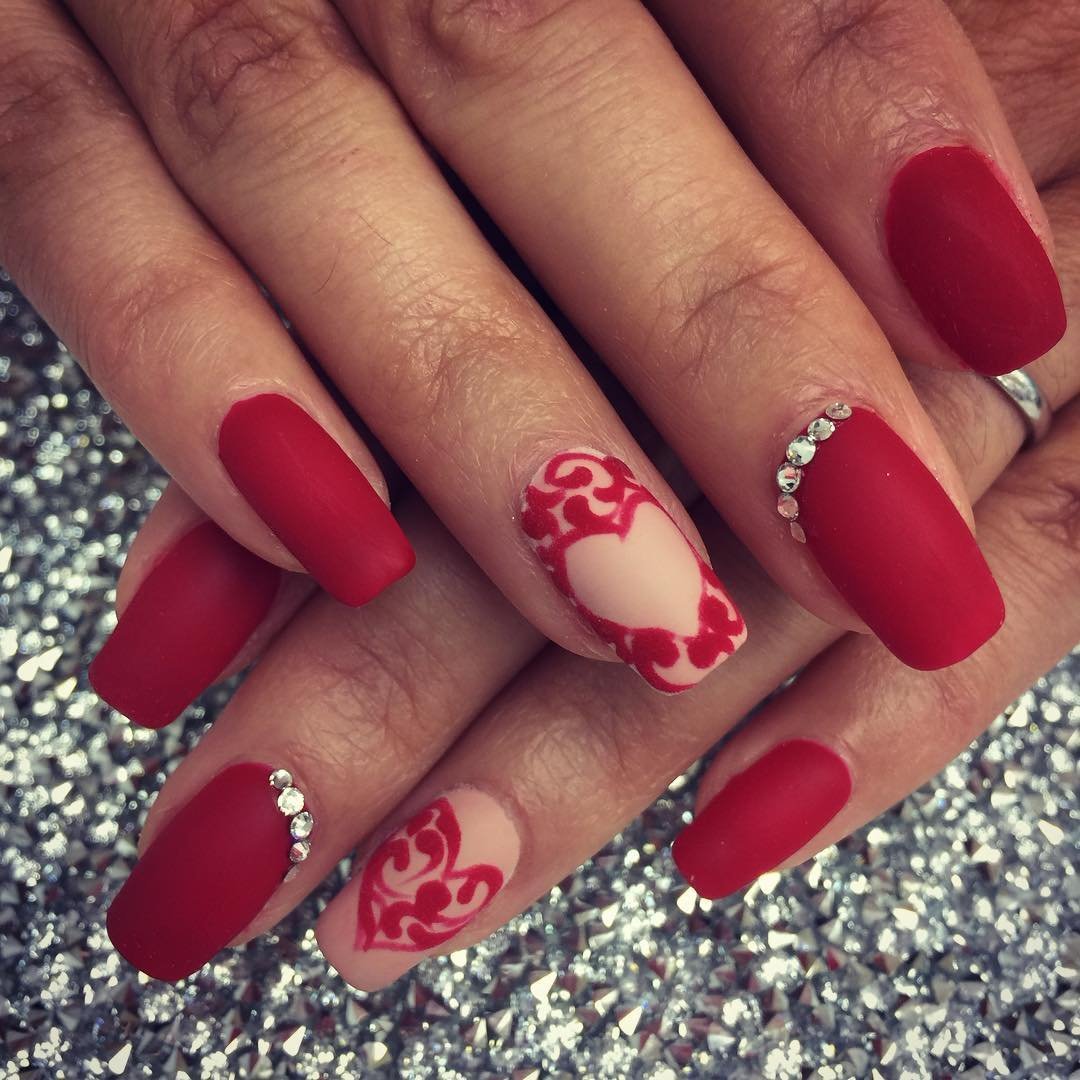 Красный матовый маникюр с сердечком