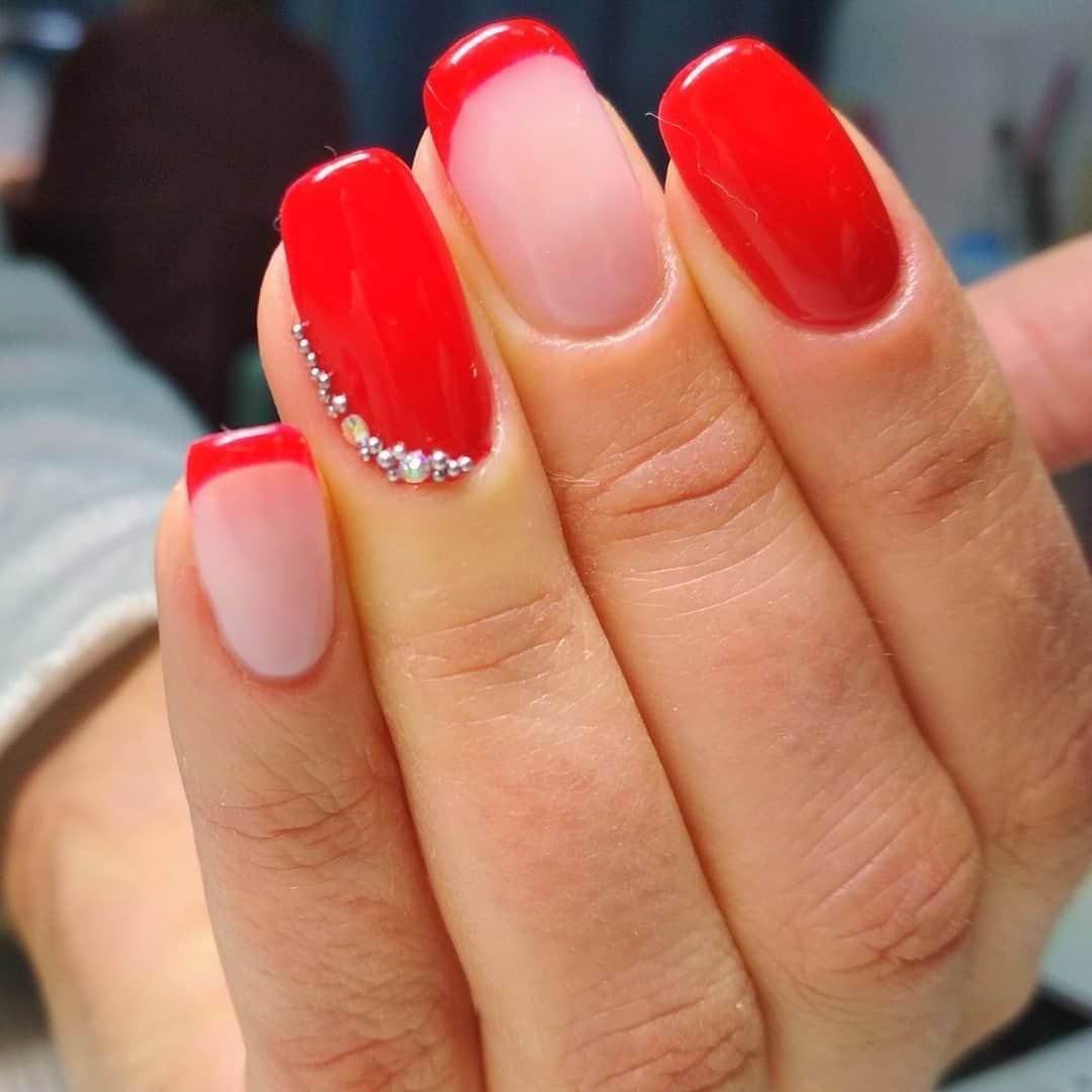 Французский маникюр красный