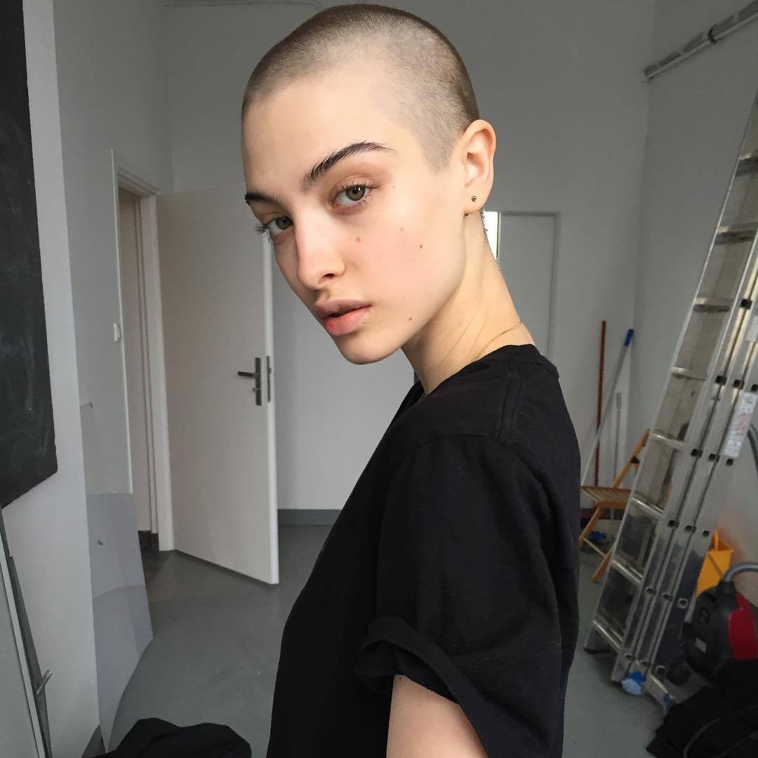 Лера Абова лысая