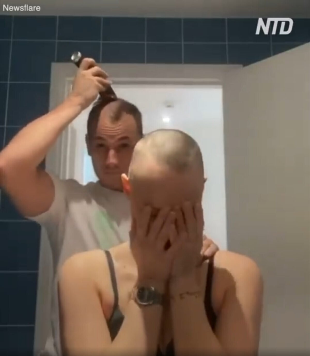 Мия Бойко побрилась налысо