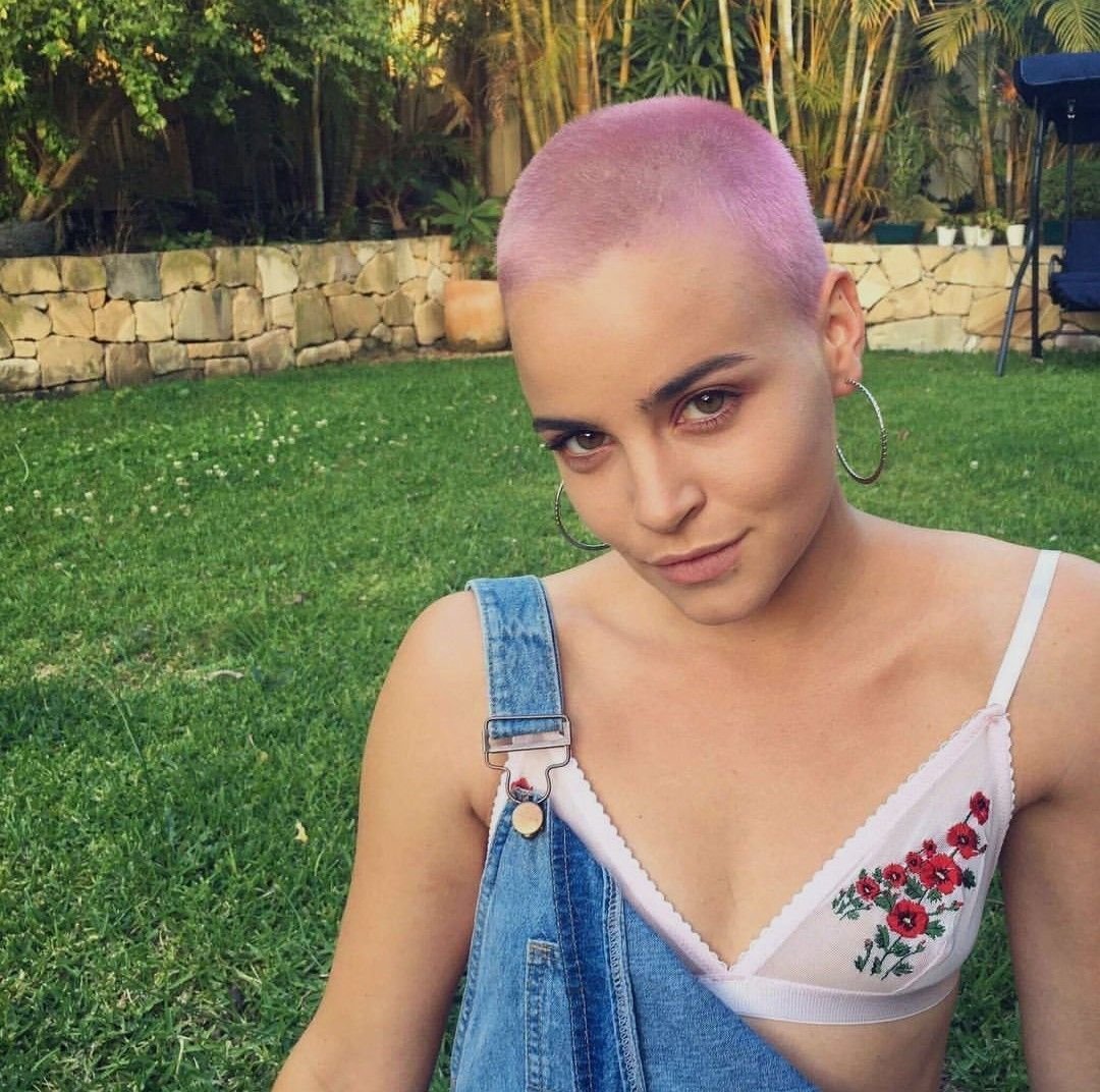 Марьяна РО побрилась налысо