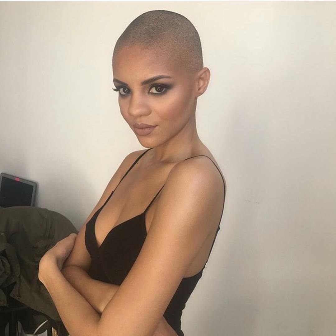 Миа Бойка подстриглась налысо