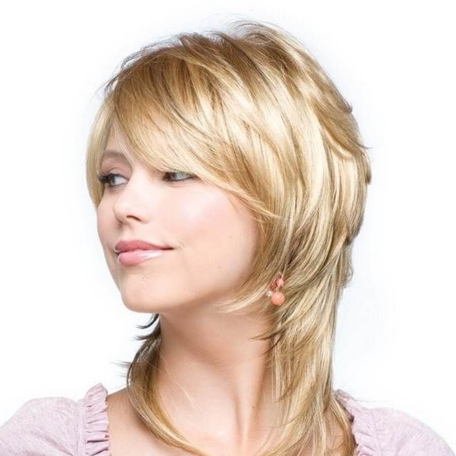 Многоуровневая стрижка на короткие волосы с челкой