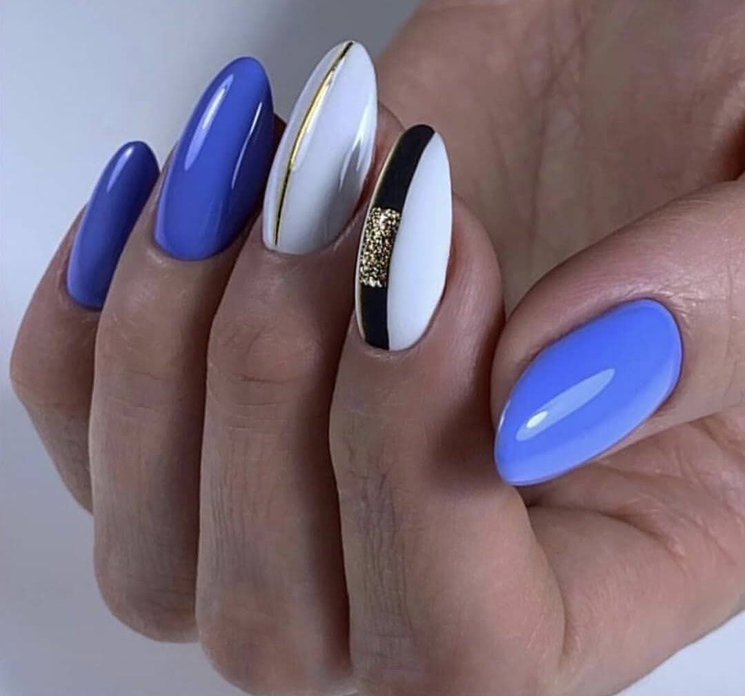 Синий маникюр 2022 миндаль