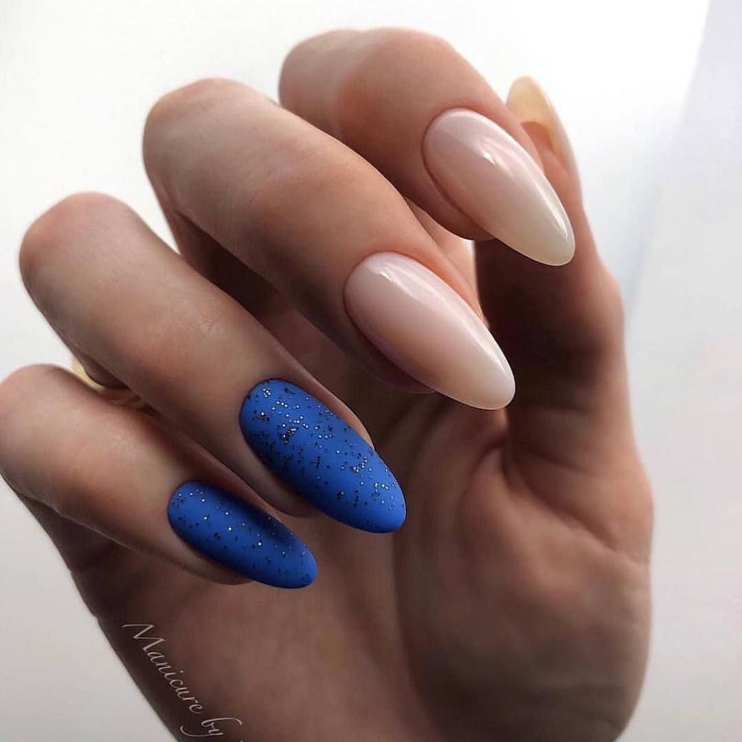 Синий маникюр на миндалевидные ногти
