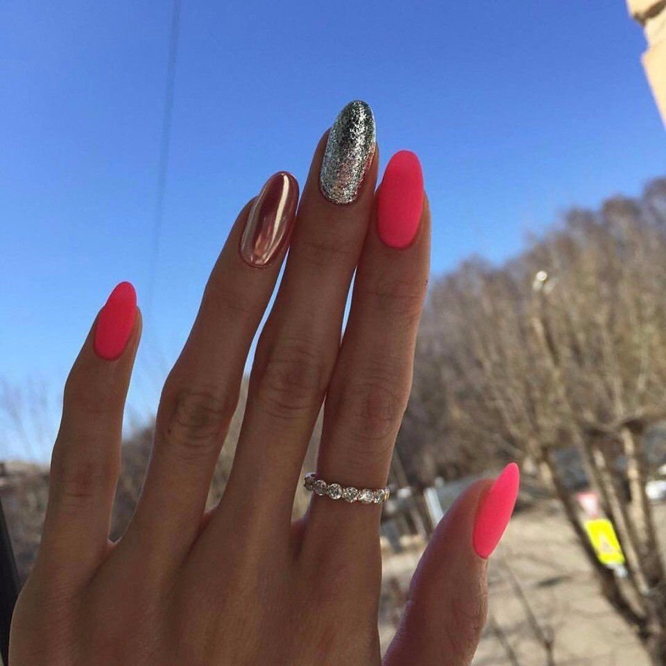 Яркий маникюр на длинные овальные ногти