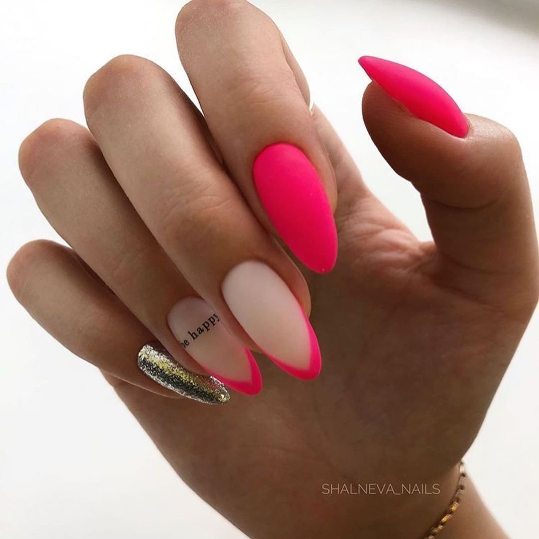 Розовый маникюр на миндалевидных ногтях