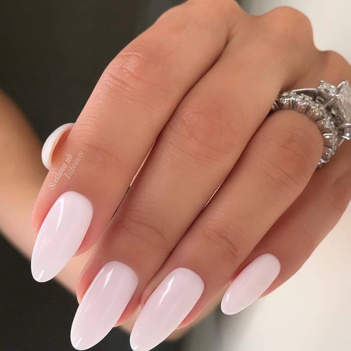 Молочно белые ногти