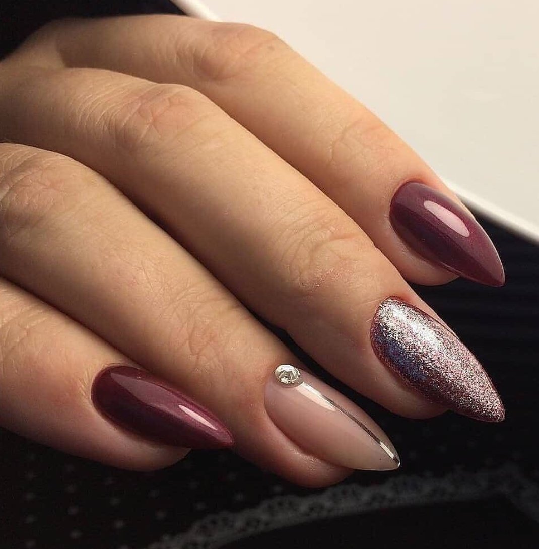 Бордовый френч на миндалевидных ногтях