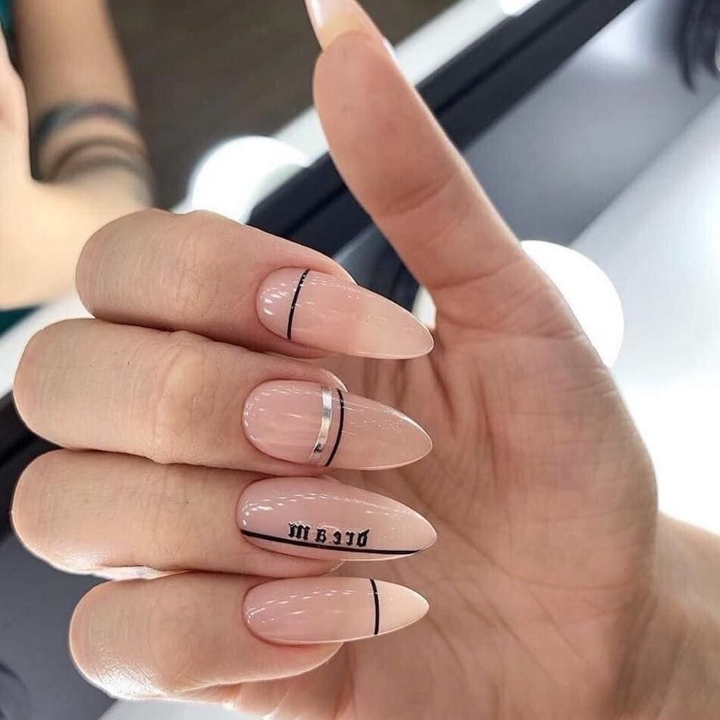 Бежевые ногти с полосками