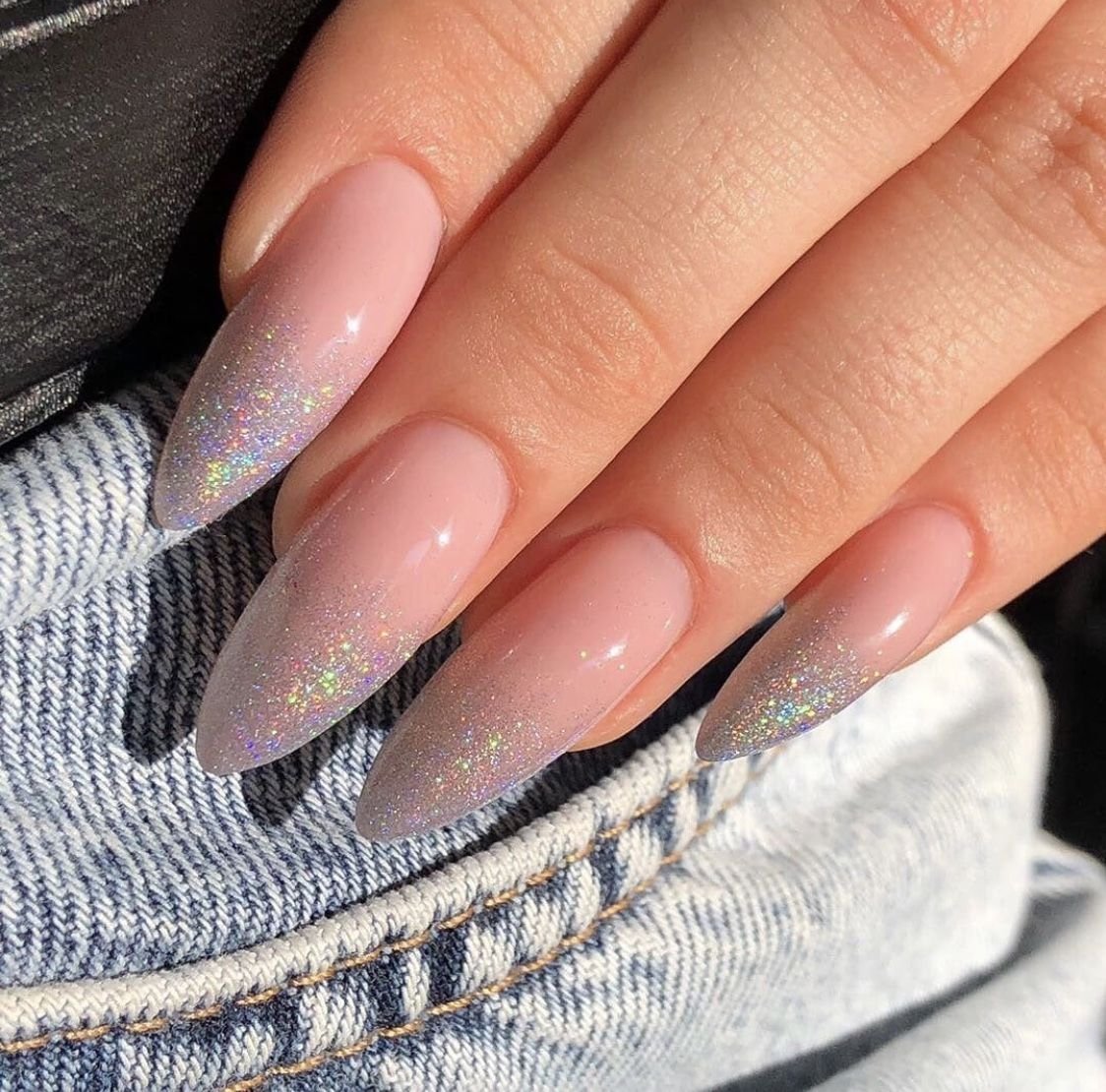 Нюдовый маникюр миндаль