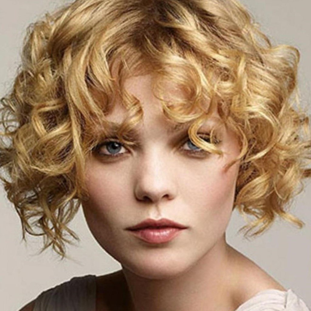 Стрижка Боб Гаврош на кудрявые волосы