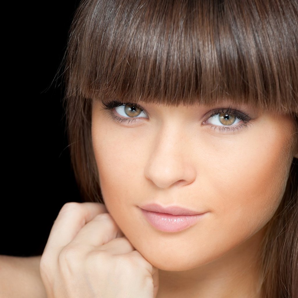 Девочка с челкой