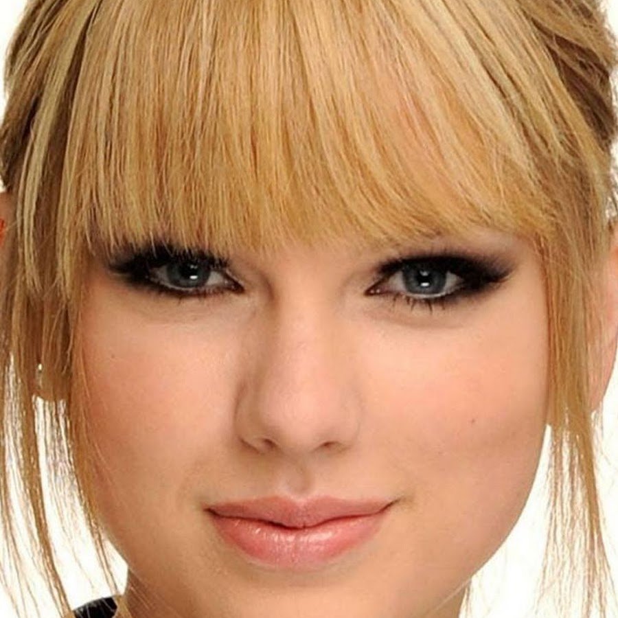 Девушка с челкой