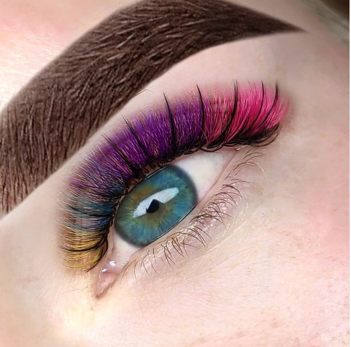 Цветные нарощенные ресницы