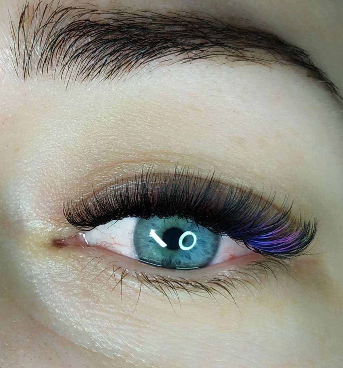 Цветное наращивание ресниц для голубых глаз