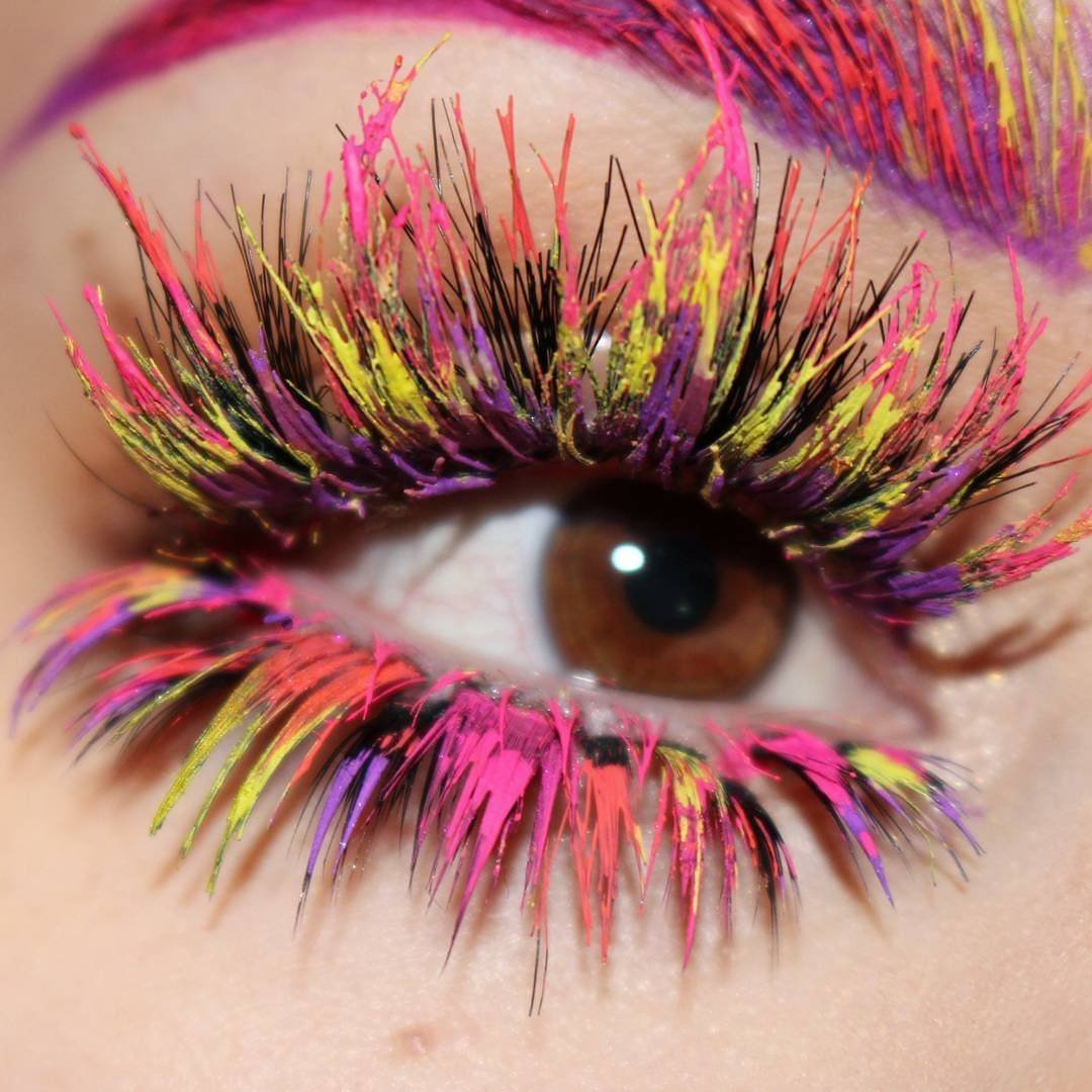Наращивание ресниц с цветными вставками