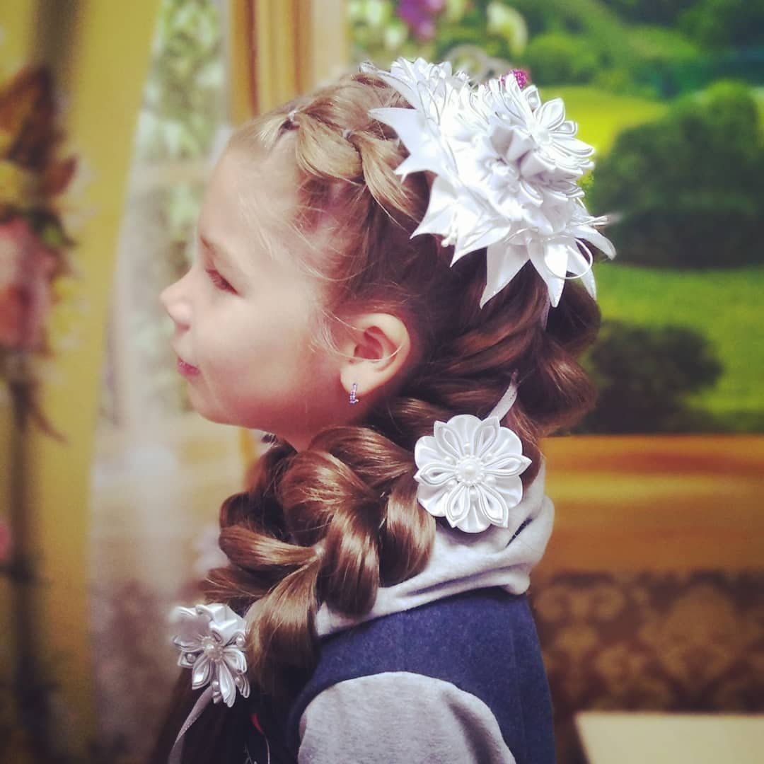 Коса с лентой