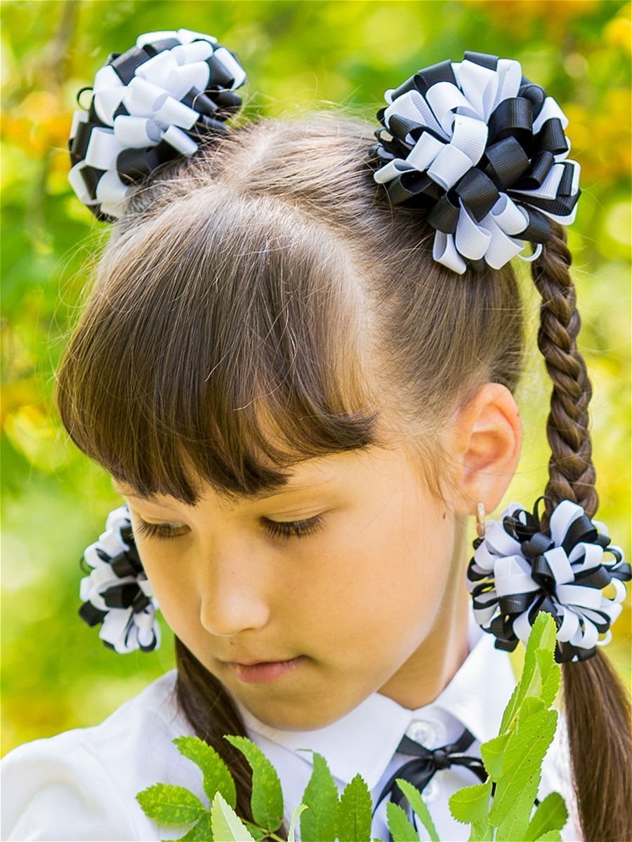 Прическа с двумя бантами