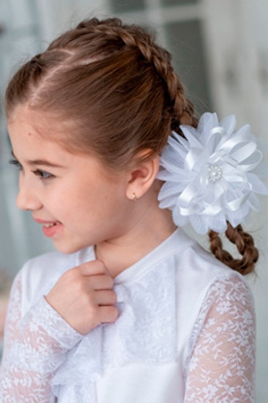 Прическа на 1 сентября для девочки на короткие волосы с бантами