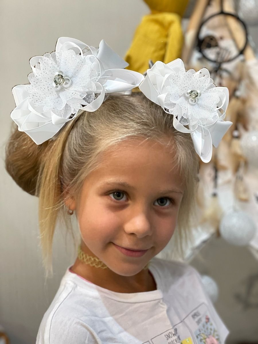 Прическа с белыми бантами