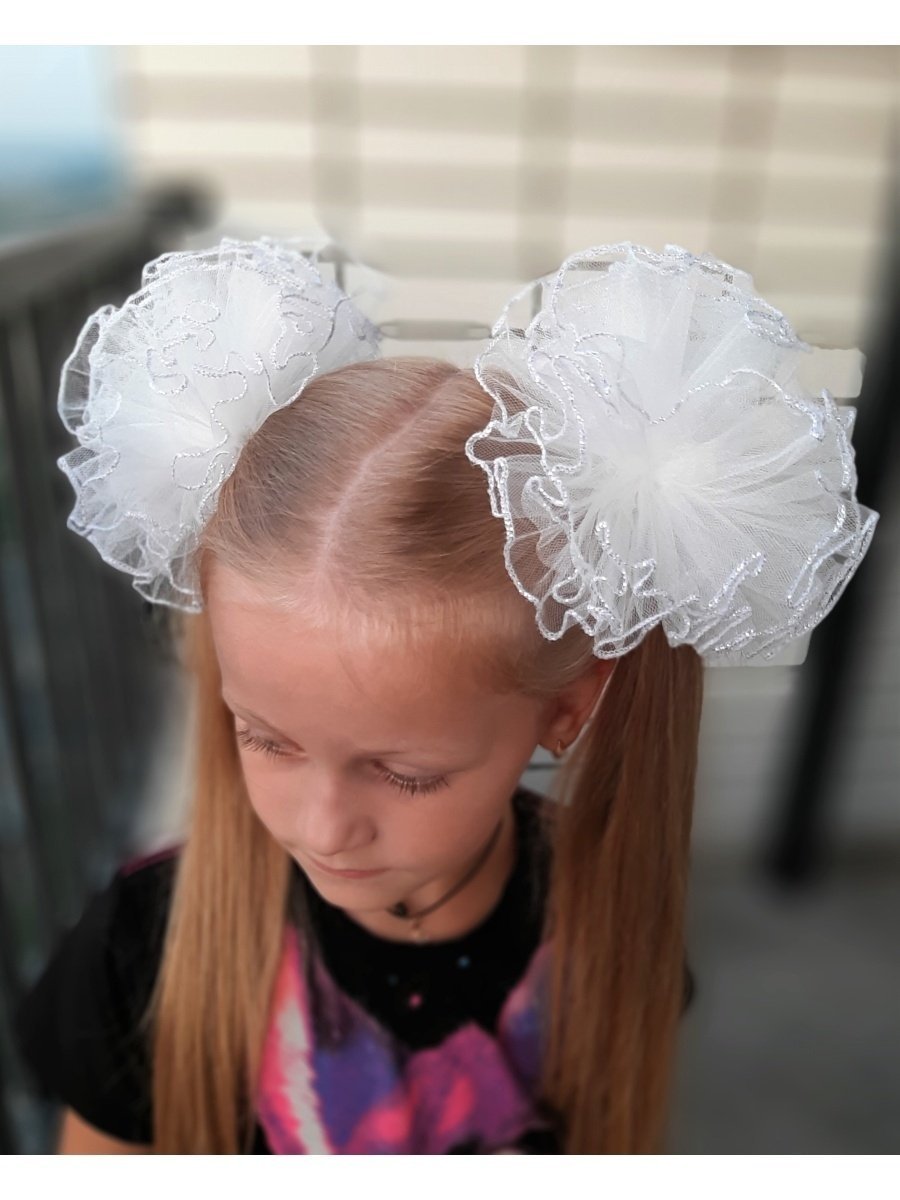 Прически для девочек с белыми бантами