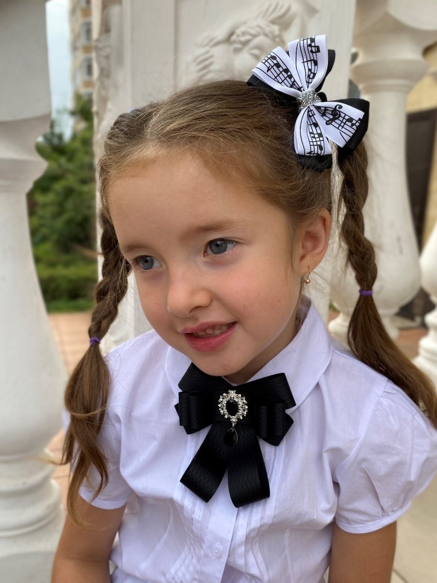 Прическа с бантиками для девочки на 1 сентября