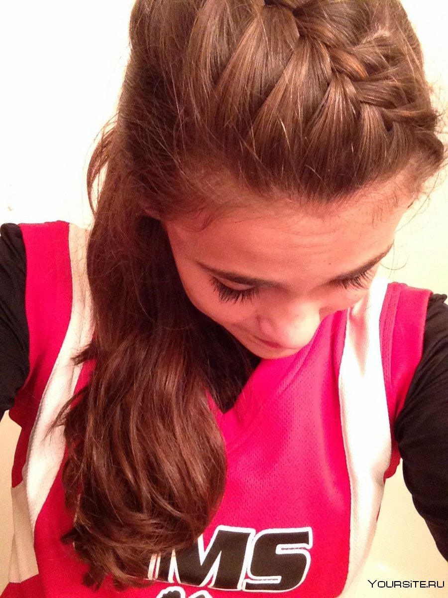 Спортивная прическа на длинные волосы